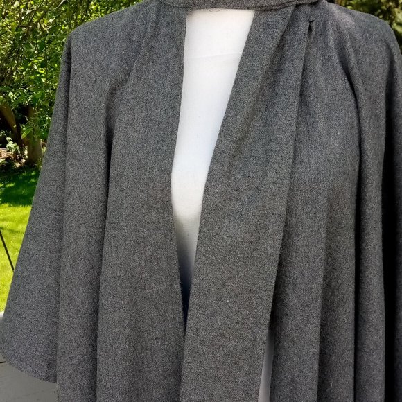 T.R. Bently Women’s Cape Coat in Gray Generously S - Picture 5 of 5